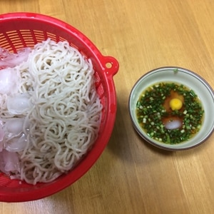 ネギと鶉卵でおいしさアップ！ざる蕎麦